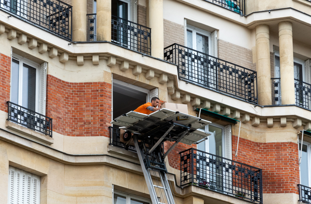 Monte-meubles en intervention sur une façade